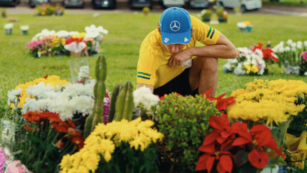 Kimi Antonelli visitou túmulo de Senna em cemitério no bairro do Morumbi, São Paulo • Reprodução/Instagram/@kimi.antonelli