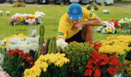 Fórmula 1: Em São Paulo, Kimi Antonelli visita túmulo de Ayrton Senna