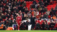 Pela Premier League, Liverpool encara West Ham para amenizar crise