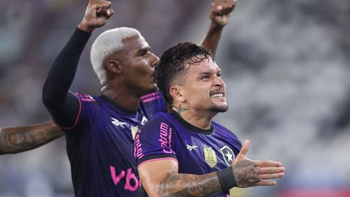 Artur, do Botafogo, celebrando seu gol contra o Grêmio, em jogo válido pela 35ª rodada do Brasileirão