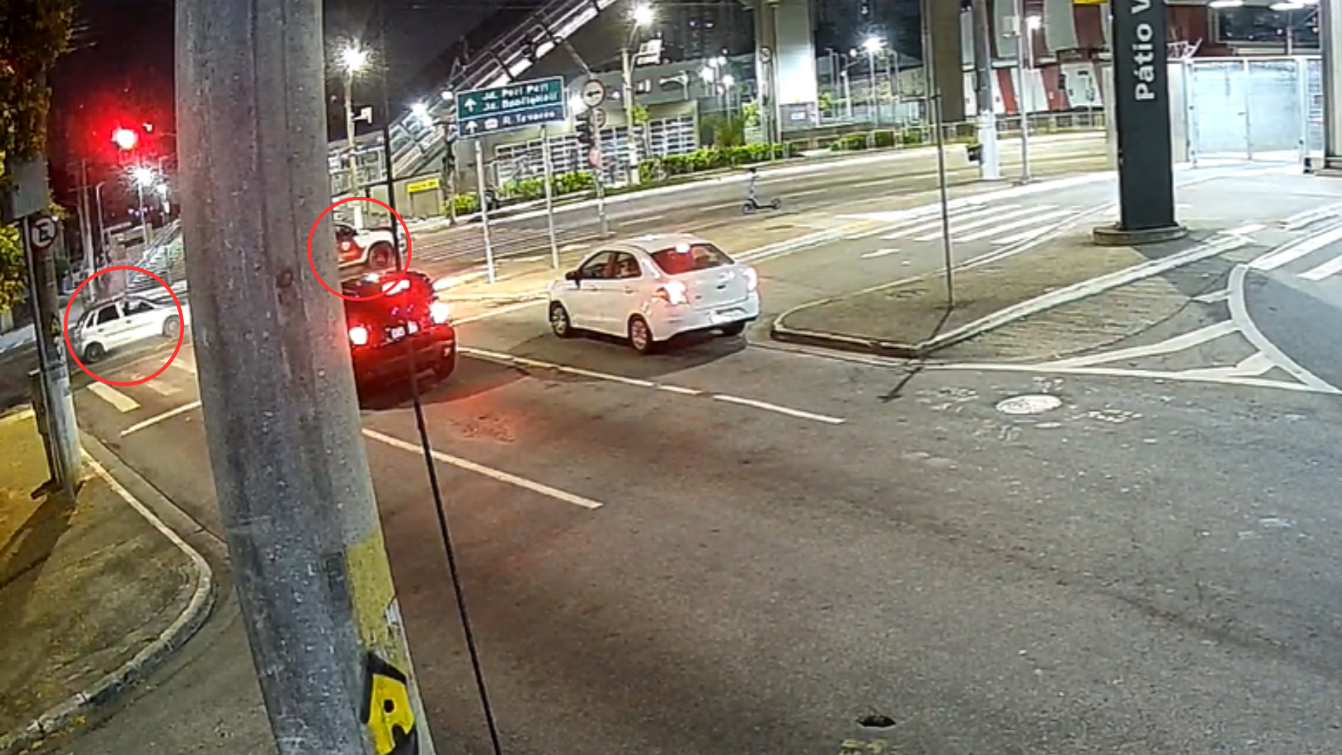 Nas imagens registradas, é possível ver quando uma viatura da PM ultrapassa o carro onde os indivíduos estavam.