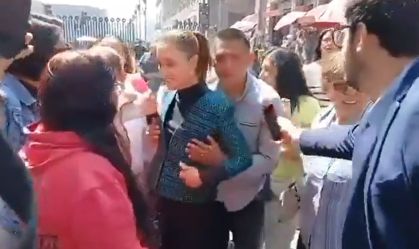 Vídeo mostra presidente do México sofrendo assédio na rua