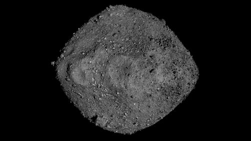 Um mosaico de Bennu criado a partir de observações feitas pela sonda OSIRIS-REx da NASA, que esteve em estreita proximidade com o asteroide por mais de dois anos