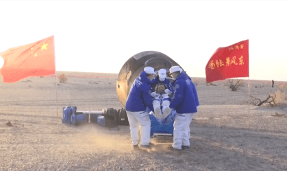 Wang foi o terceiro membro da tripulação da Shenzhou-20 a sair da cápsula após o pouso no local de Dongfeng, na Região Autônoma da Mongólia Interior, no norte da China