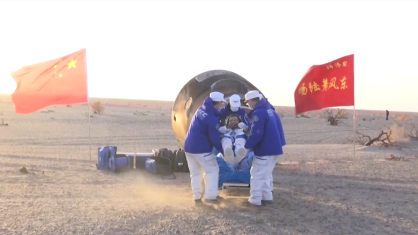 Wang foi o terceiro membro da tripulação da Shenzhou-20 a sair da cápsula após o pouso no local de Dongfeng, na Região Autônoma da Mongólia Interior, no norte da China