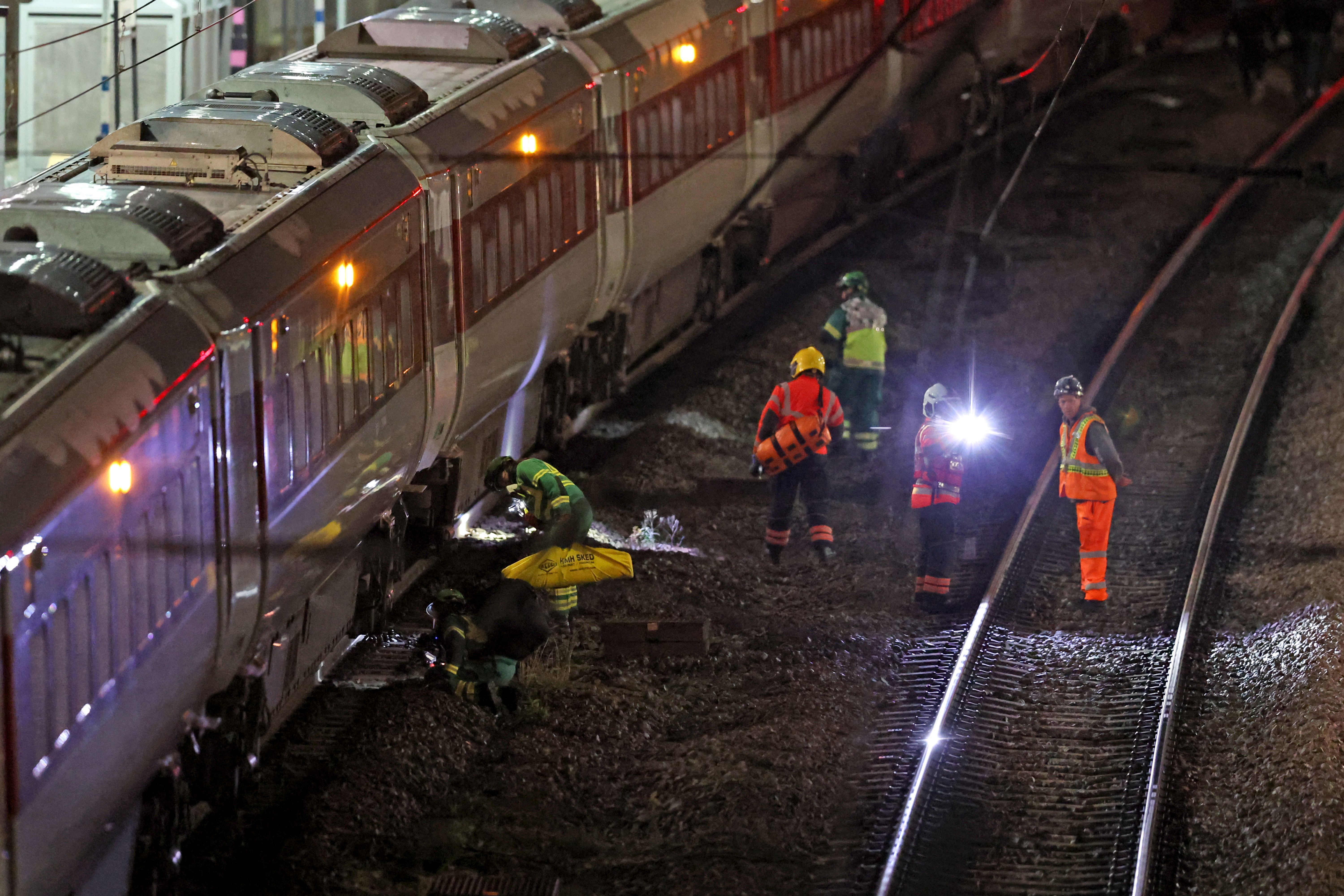Equipe de emergência nos trilhos perto do trem na estação de Huntingdon, em Cambridgeshire, após várias pessoas terem sido esfaqueadas. Duas pessoas foram presas depois que a Polícia de Transportes Britânica foi acionada para o incidente em um trem. Data da foto: sábado, 1º de novembro de 2025.