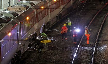 Polícia do Reino Unido descarta terrorismo em ataque com faca em trem