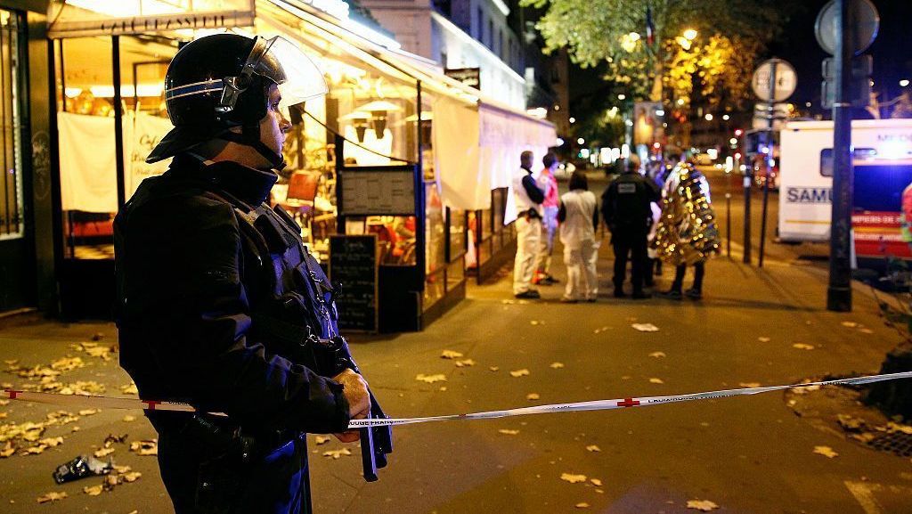 Policial monta guarda perto do Boulevard des Filles-du-Calvaire após um ataque em 13 de novembro de 2015 em Paris, França