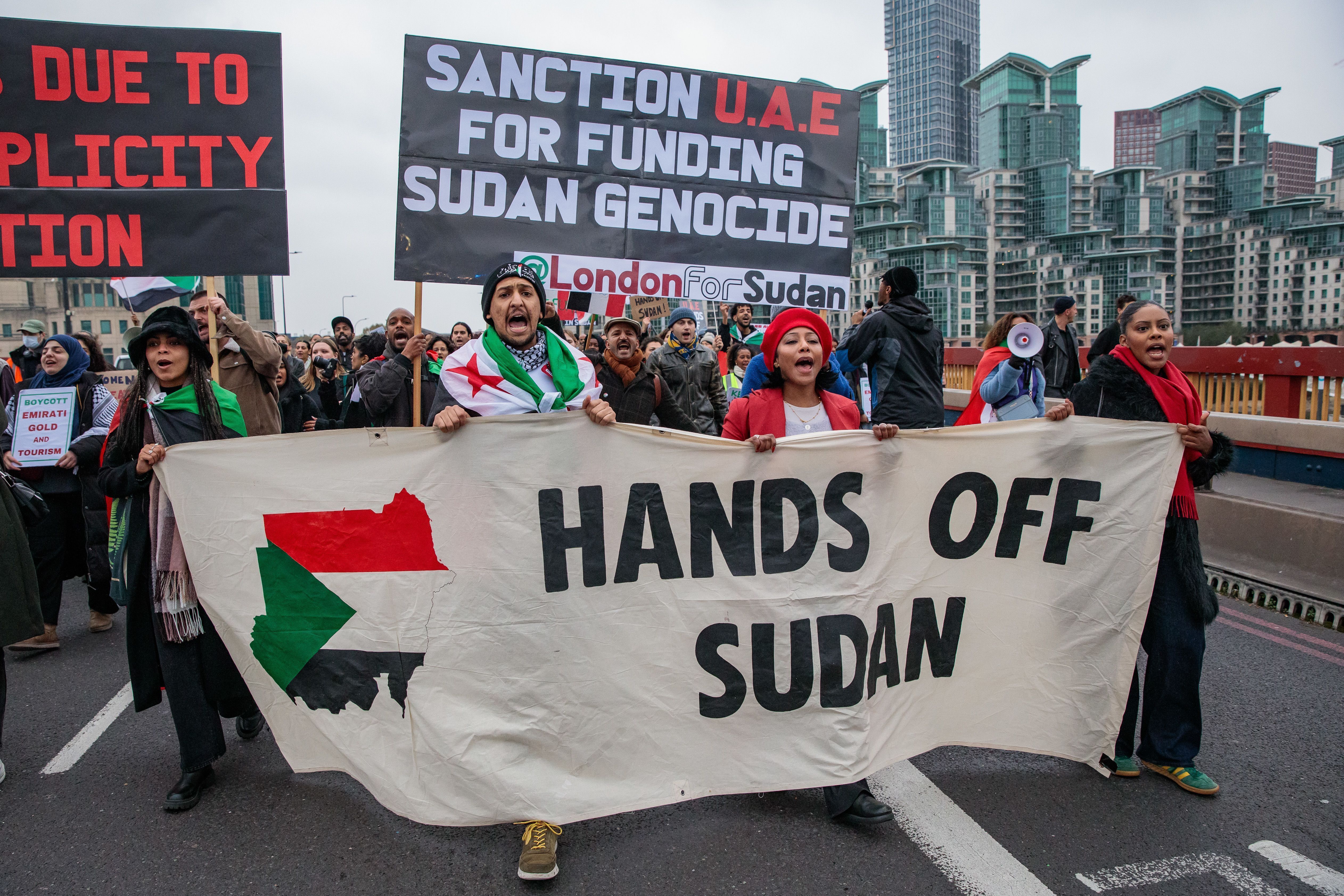 Ativistas participam de uma marcha da embaixada dos EUA até o Parlamento em Londres, em novembro de 2024 • Mark Kerrison/In Pictures/Getty Images via CNN Newsource