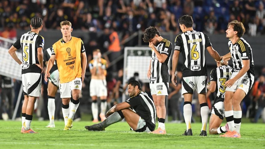 Com Hulk no chão, jogadores do Atlético-MG lamentam derrota na final da Copa Sul-Americana para o Lanús • Christian Alvarenga/Getty Images