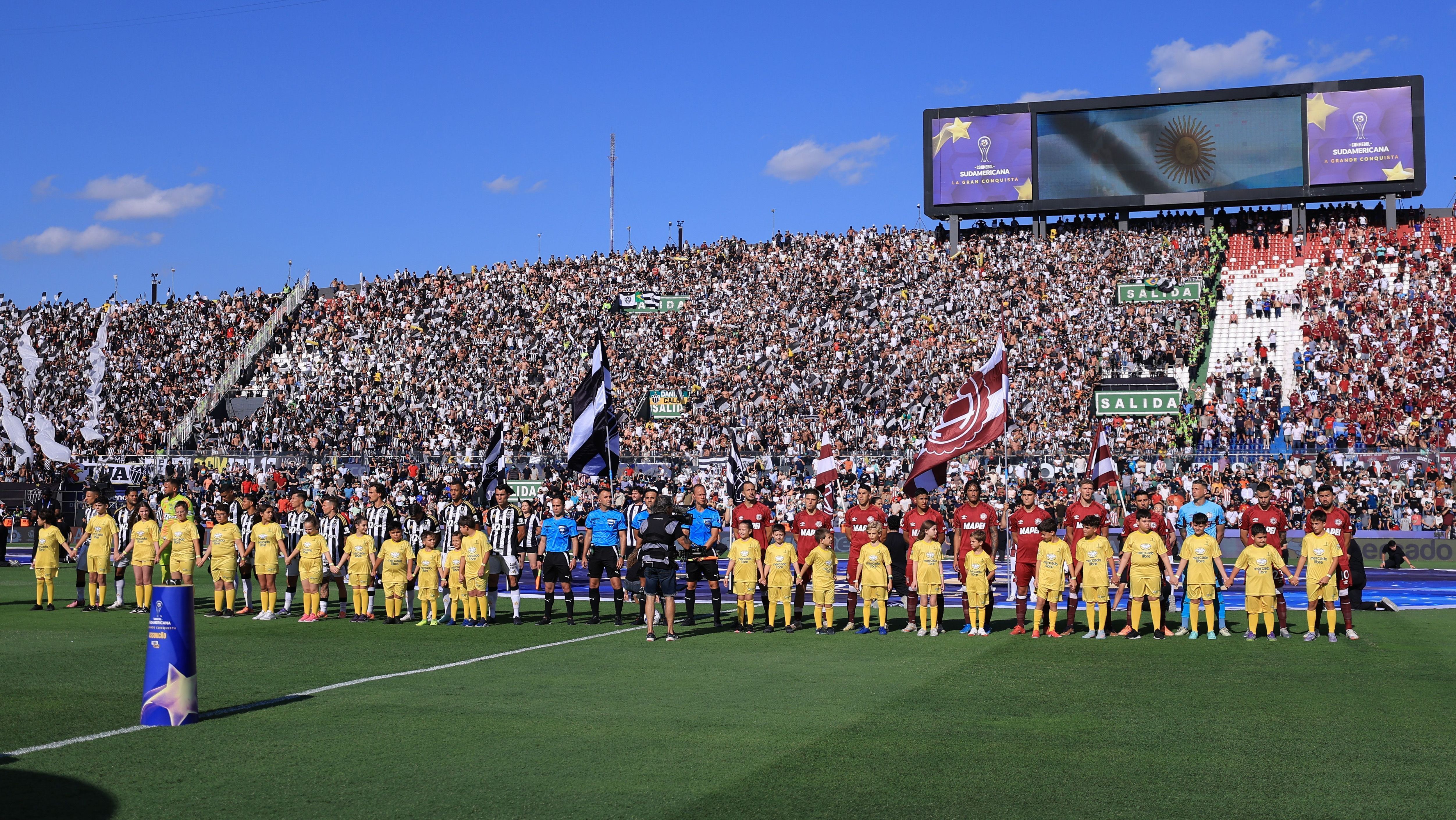 Atlético-MG e Lanús perfilados antes da final da Copa Sul-Americana no Defensores del Chaco