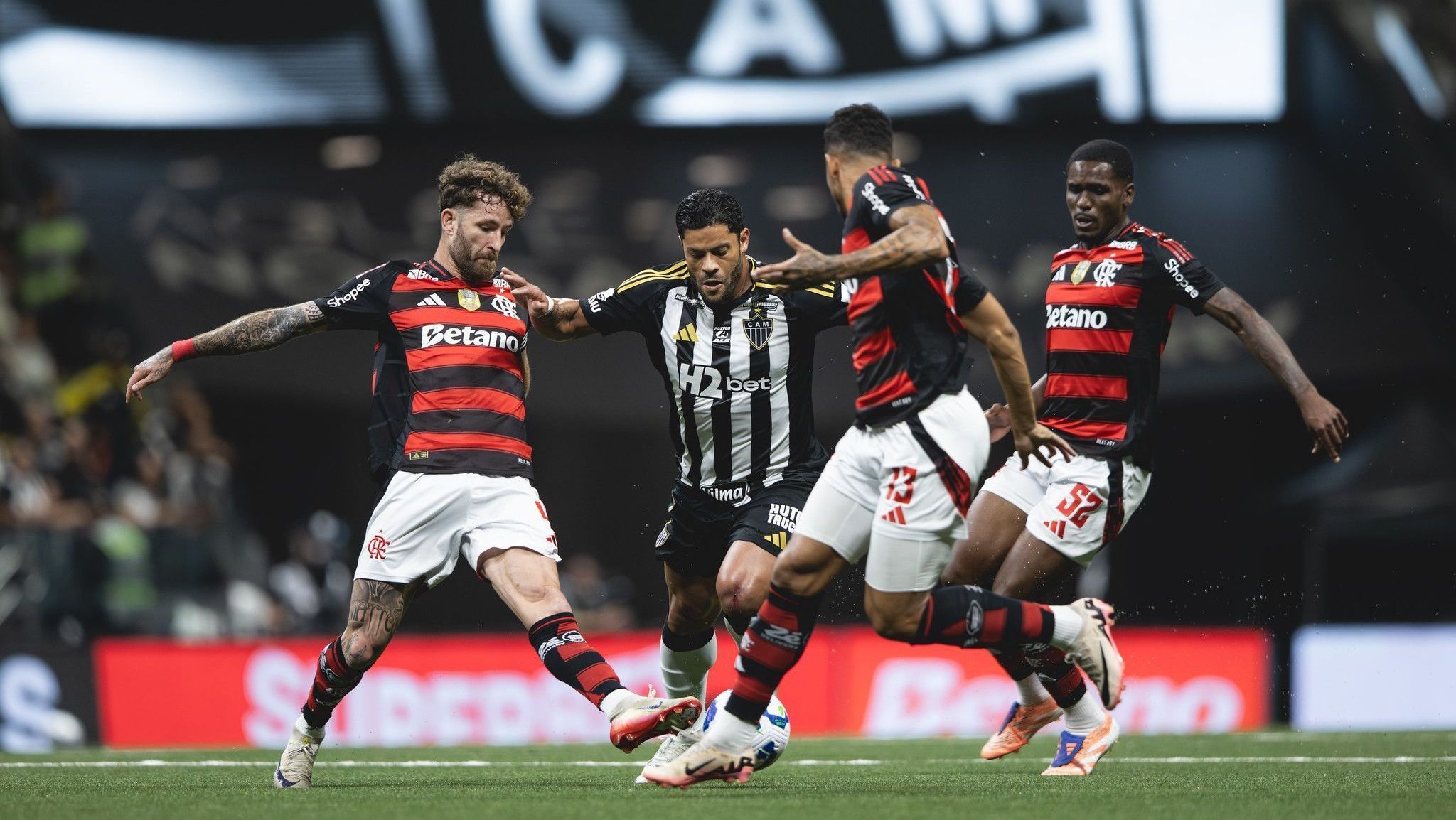 Confronto entre Atlético-MG e Flamengo pelo Brasileirão