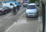 Motorista atropela bandido armado, dá a ré para atropelar de novo e foge