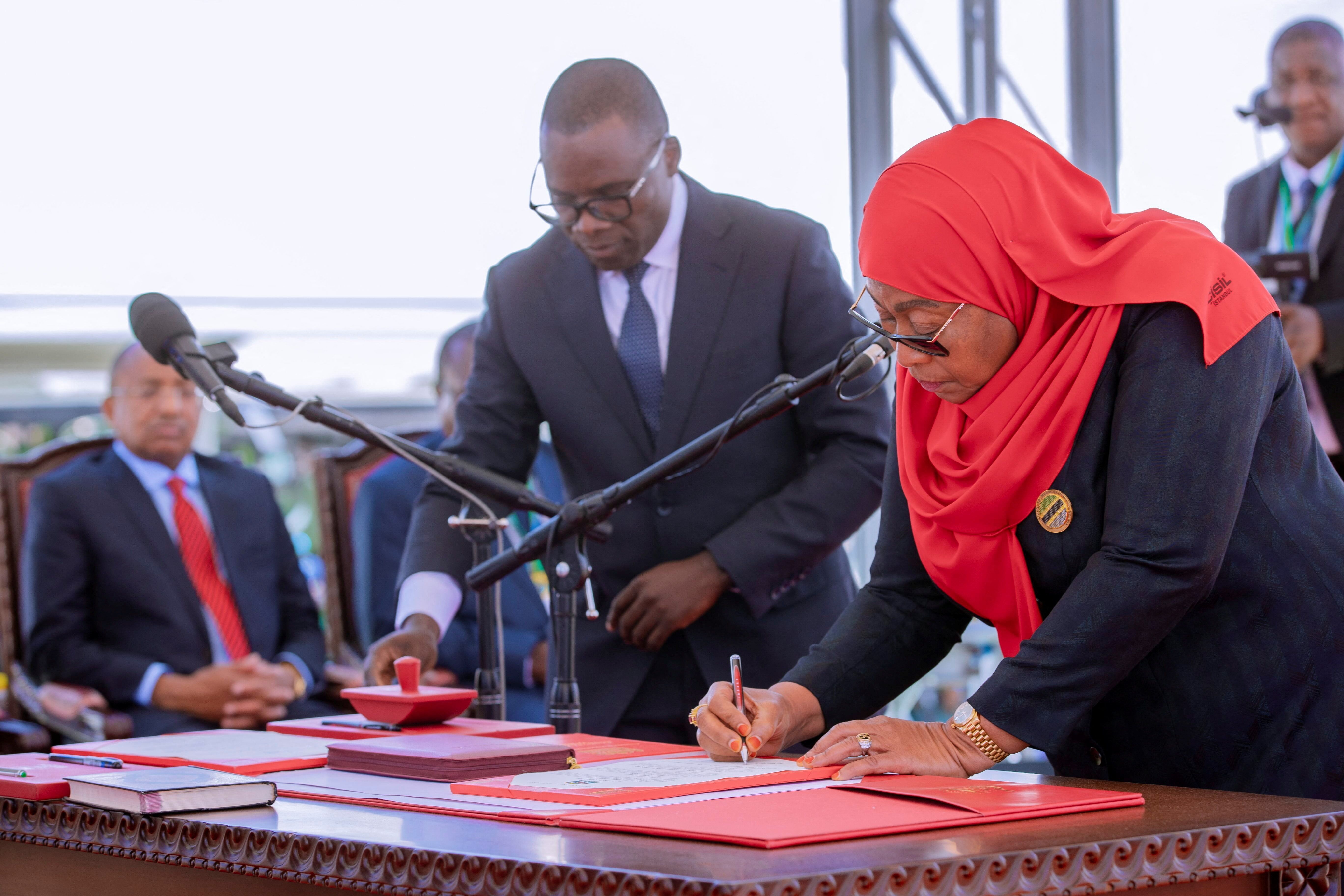 Presidente da Tanzânia, Samia Suluhu Hassan, toma posse no cargo em Dodoma