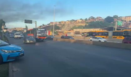 Tiroteio durante operação no Complexo de Israel interdita avenida Brasil