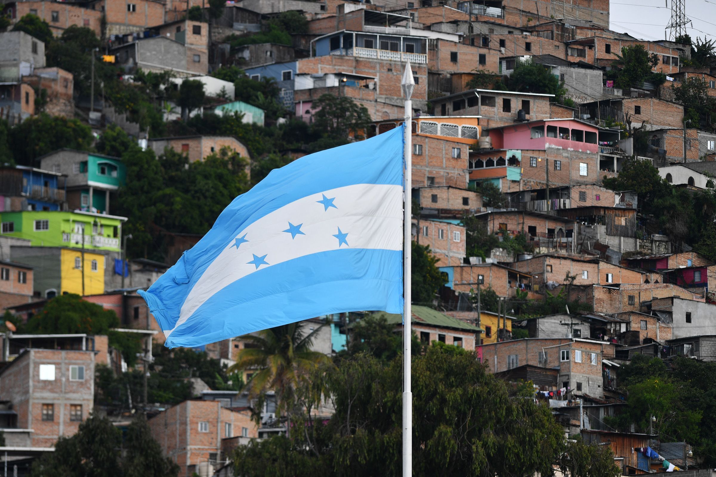 Vista de uma bandeira nacional hondurenha no bairro La Laguna, ao norte de Tegucigalpa, em 11 de novembro
