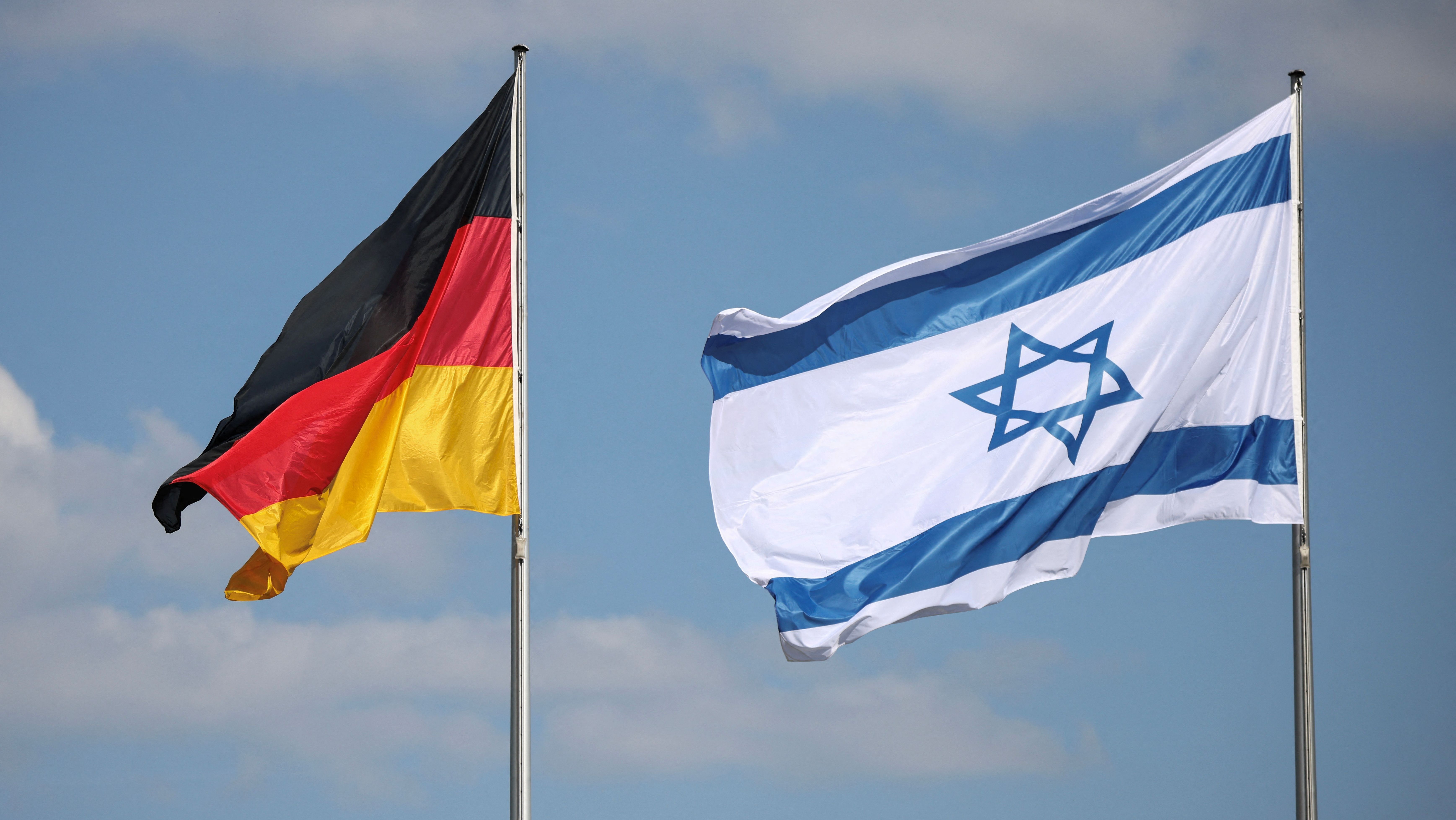Bandeiras da Alemanha e de Israel em Berlim
