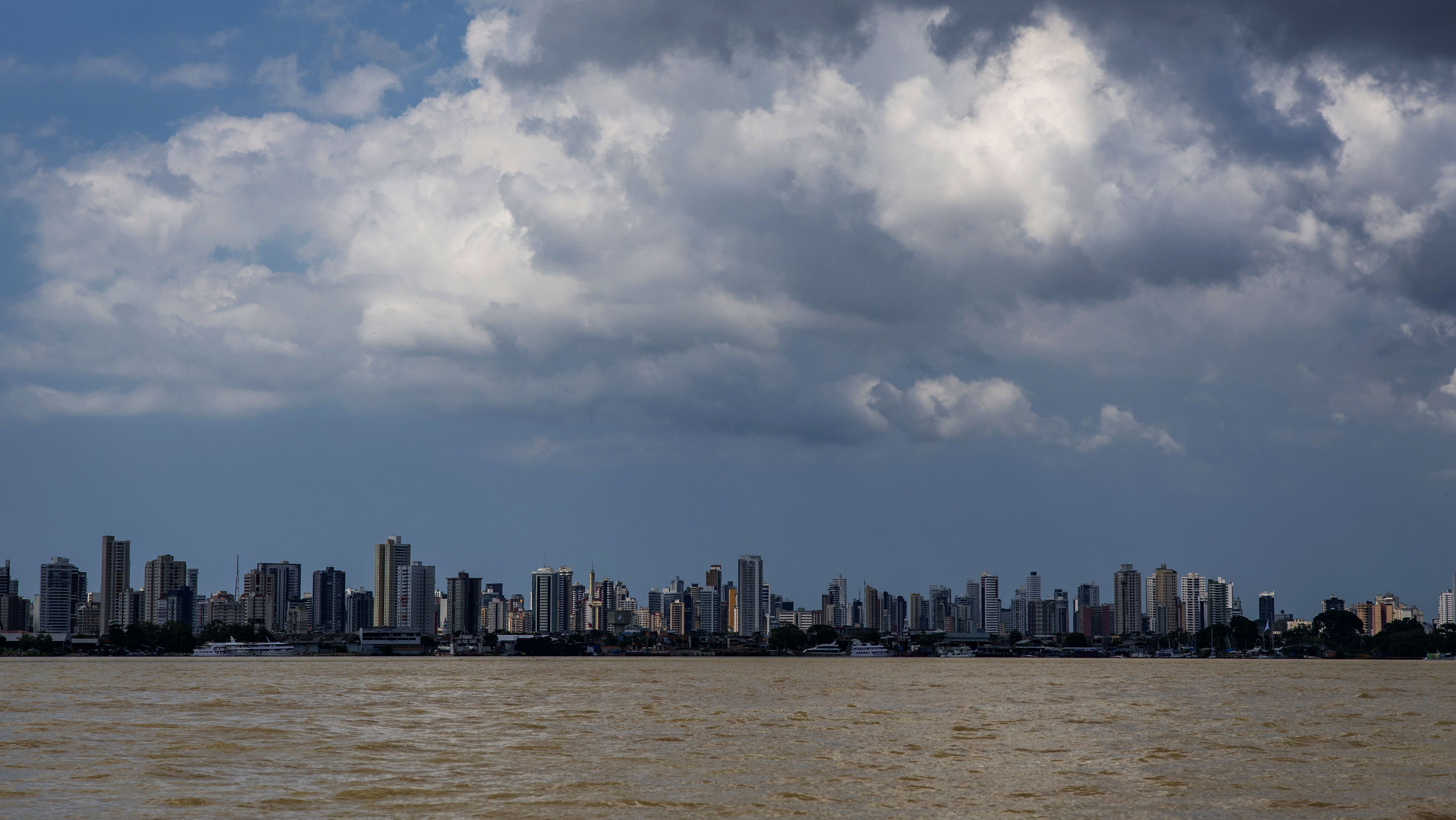 Cidade de Belém, onde ocorre a COP30, vista desde a Ilha de Combu