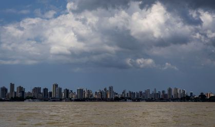 Cidade de Belém, onde ocorre a COP30, vista desde a Ilha de Combu