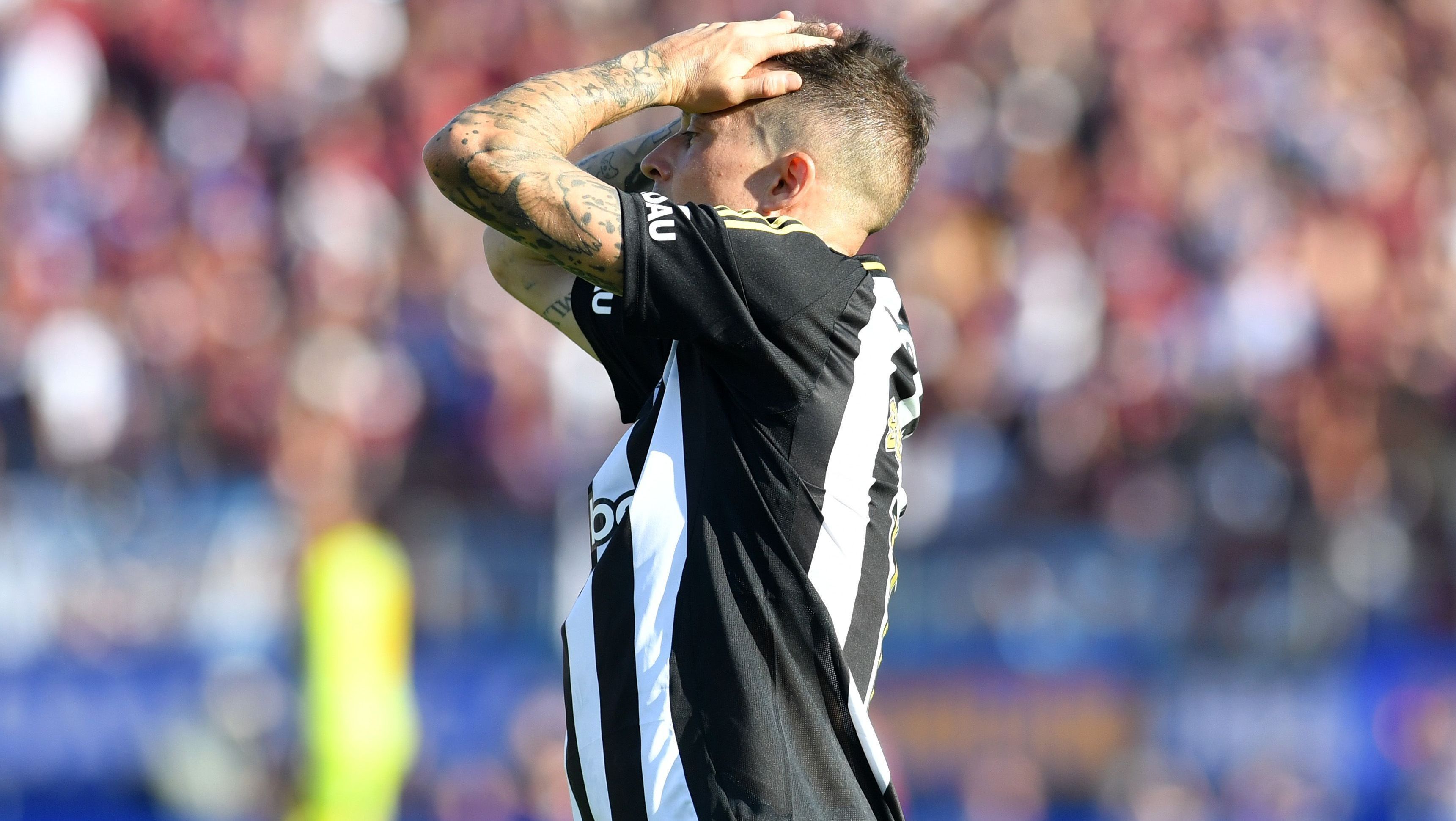 Bernard lamenta após acertar falta na trave em Lanús x Atlético-MG, final da Copa Sul-Americana
