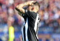 Veja a bola na trave de Bernard em Lanús x Atlético-MG