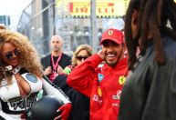 "Acelera, mamãe": Beyoncé viraliza com volta em carro de Hamilton