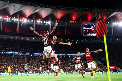 Bruno Henrique e Samuel Lino celebram o segundo gol do Flamengo sobre o Sport