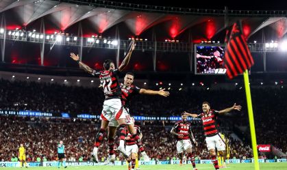 Bruno Henrique e Samuel Lino celebram o segundo gol do Flamengo sobre o Sport