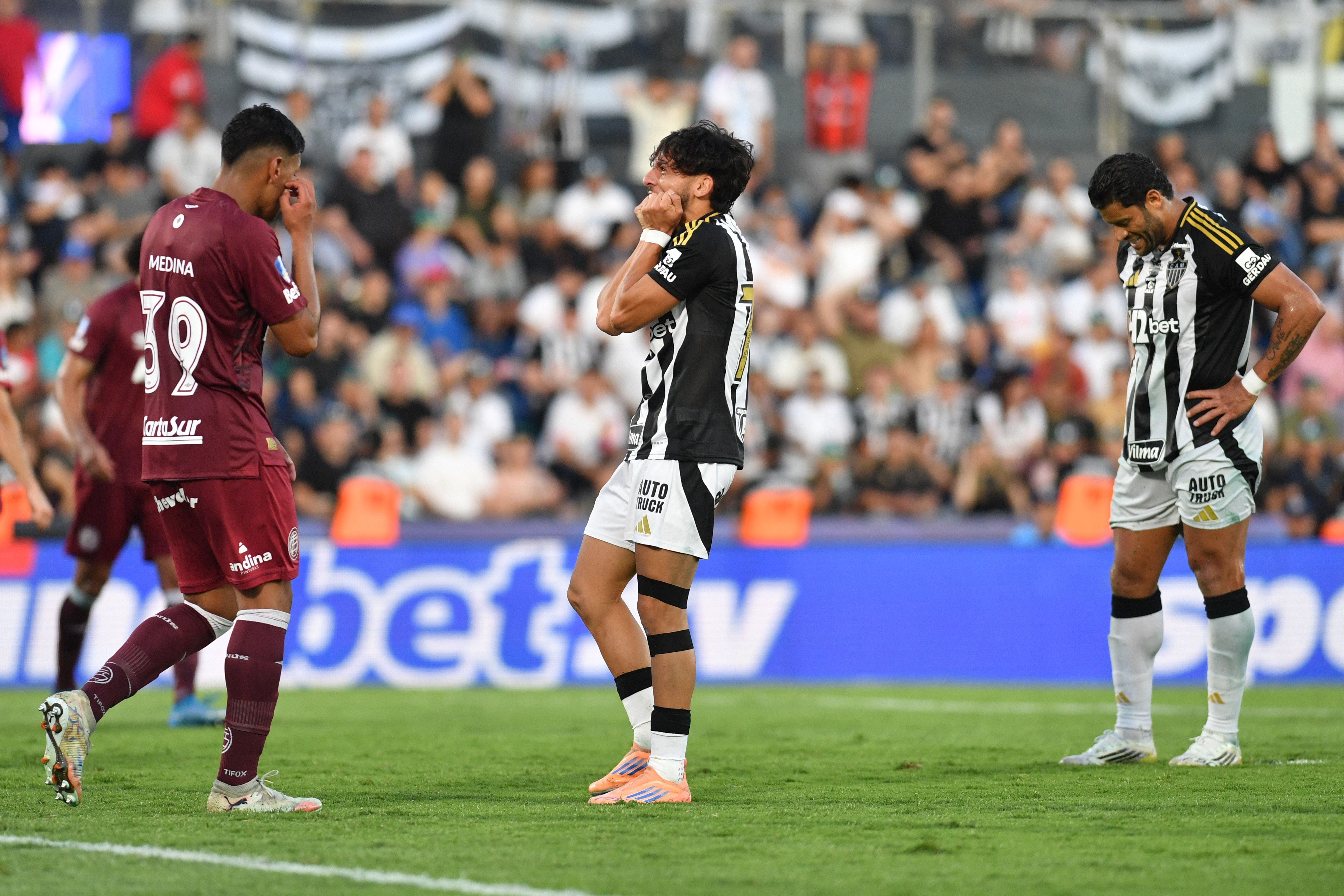 Biel e Hulk mostram lamentação em lance de Atlético-MG x Lanús