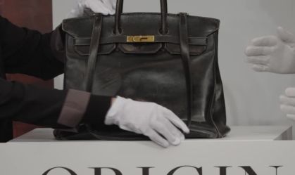 Primeira bolsa Birkin é apresentada no Japão após ser leiloada por milhões