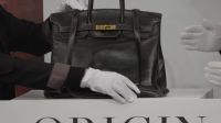 Primeira bolsa Birkin é apresentada no Japão após ser leiloada por milhões