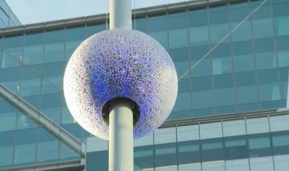 Vídeo: Nova bola de Ano Novo é erguida na Times Square, em Nova York