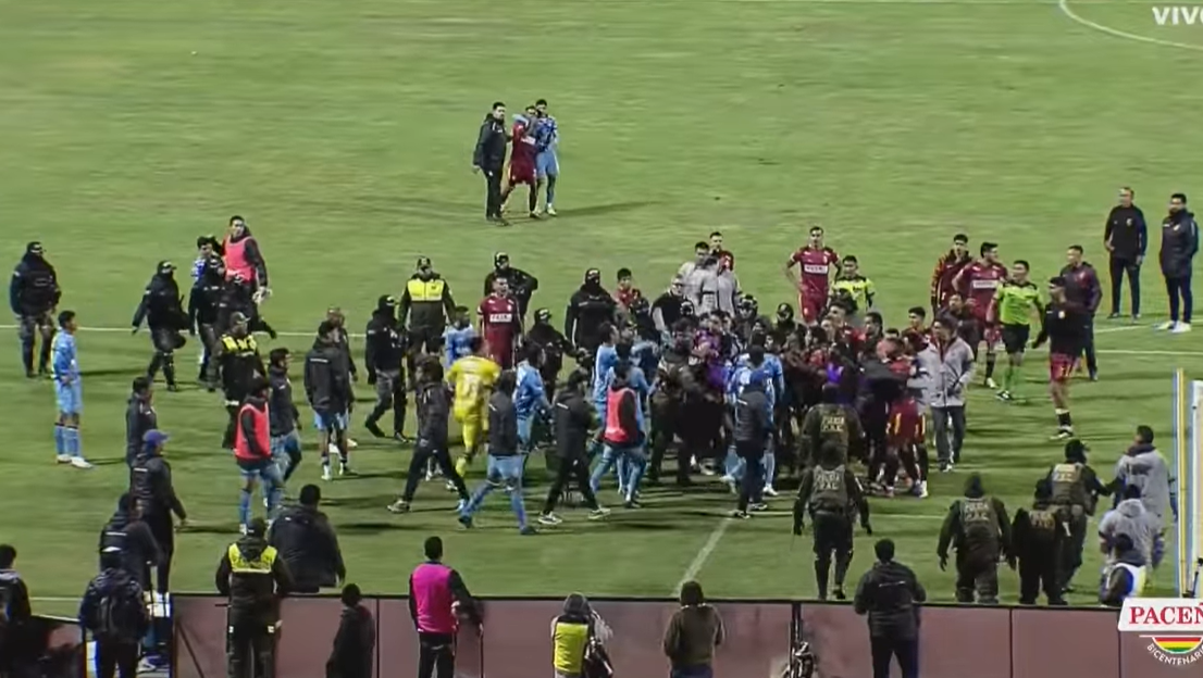 Empate nas quartas de final da Copa da Bolívia terminou em confusão generalizada
