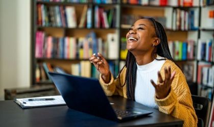 Blue Friday: site oferece descontos de até 90% em bolsas de estudo