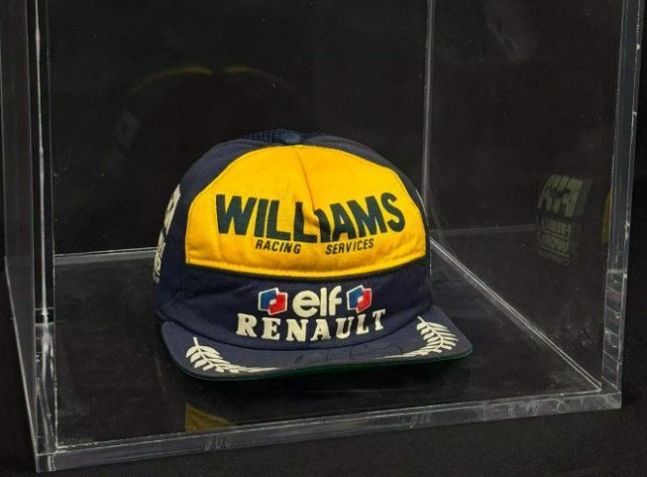 Boné de Ayrton Senna autografado está em leilão virtual com lances a partir de R$ 24,5 mil • Divulgação