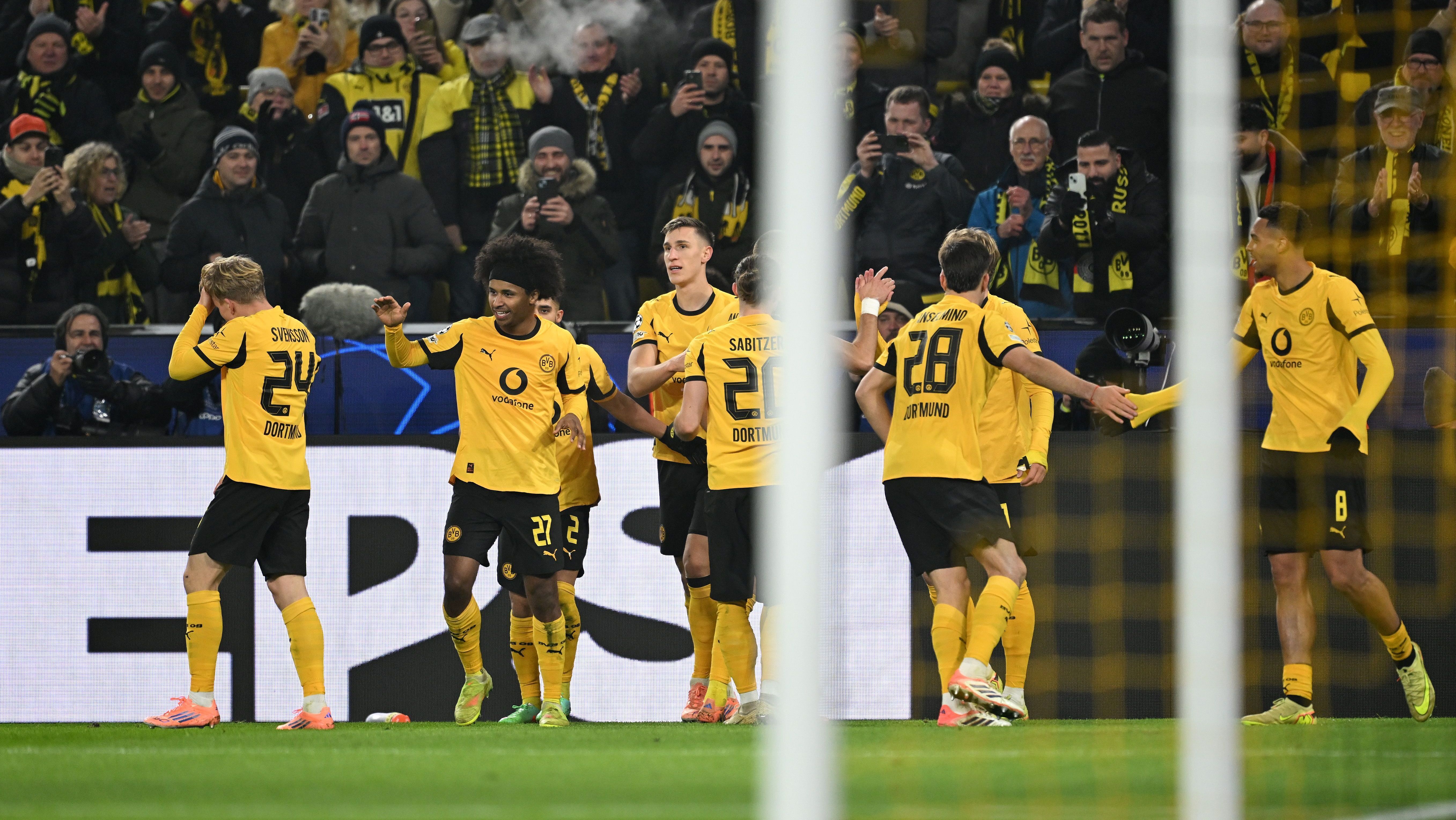 Jogadores do Borussia Dortmund comemoram gol contra o Villarreal