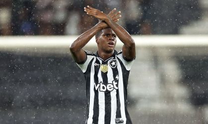 Herói, Kadir chora com gols e revela aprendizado com ídolo do Botafogo