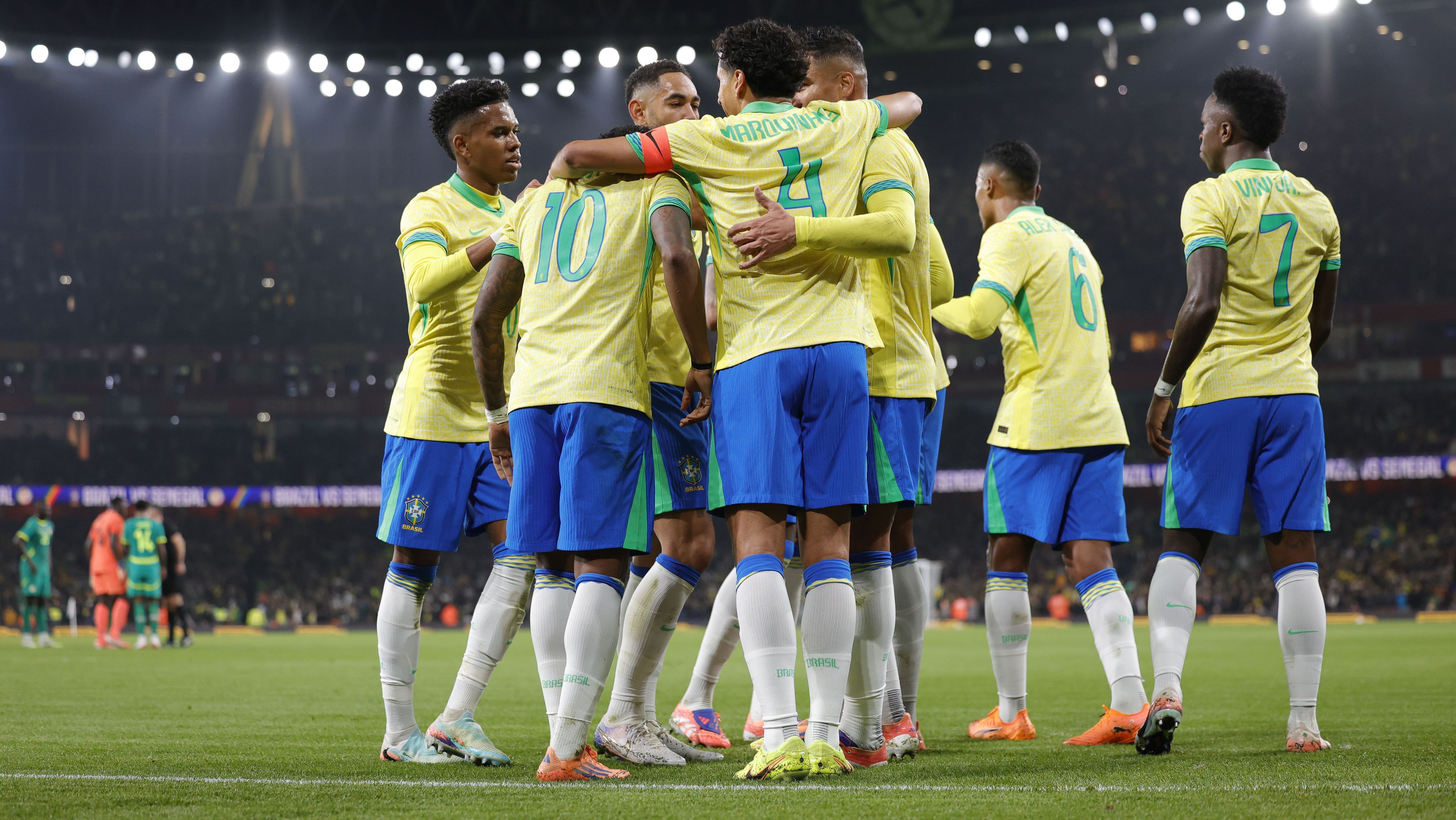 Jogadores da Seleção Brasileira comemoram o segundo gol na vitória sobre Senegal
