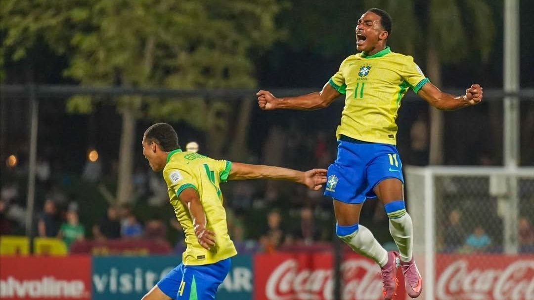 Jogadores da Seleção Brasileira celebrando a vitória sobre a Indonésia no Mundial Sub-17