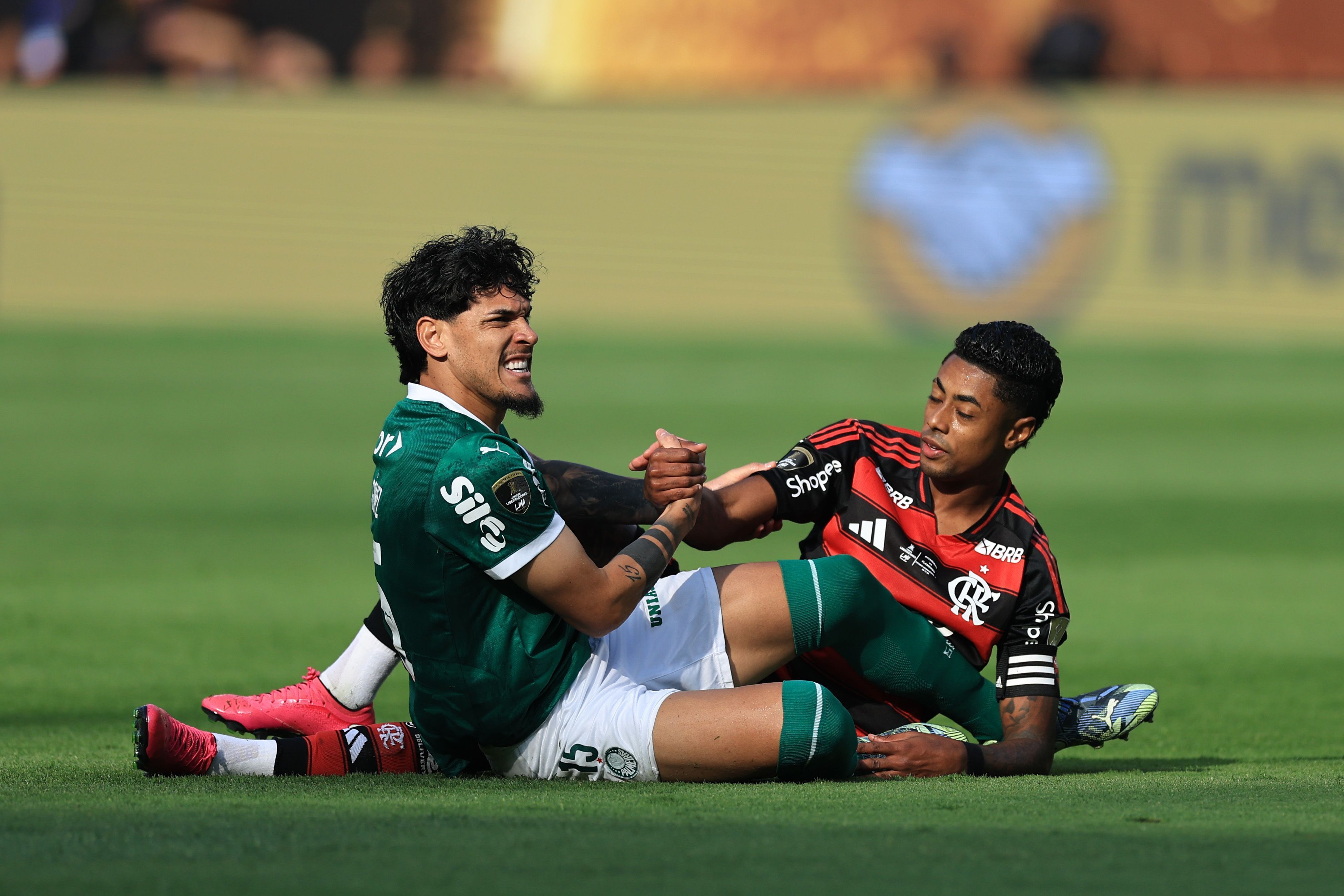 Gustavo Gomez e Bruno Henrique durante a partida