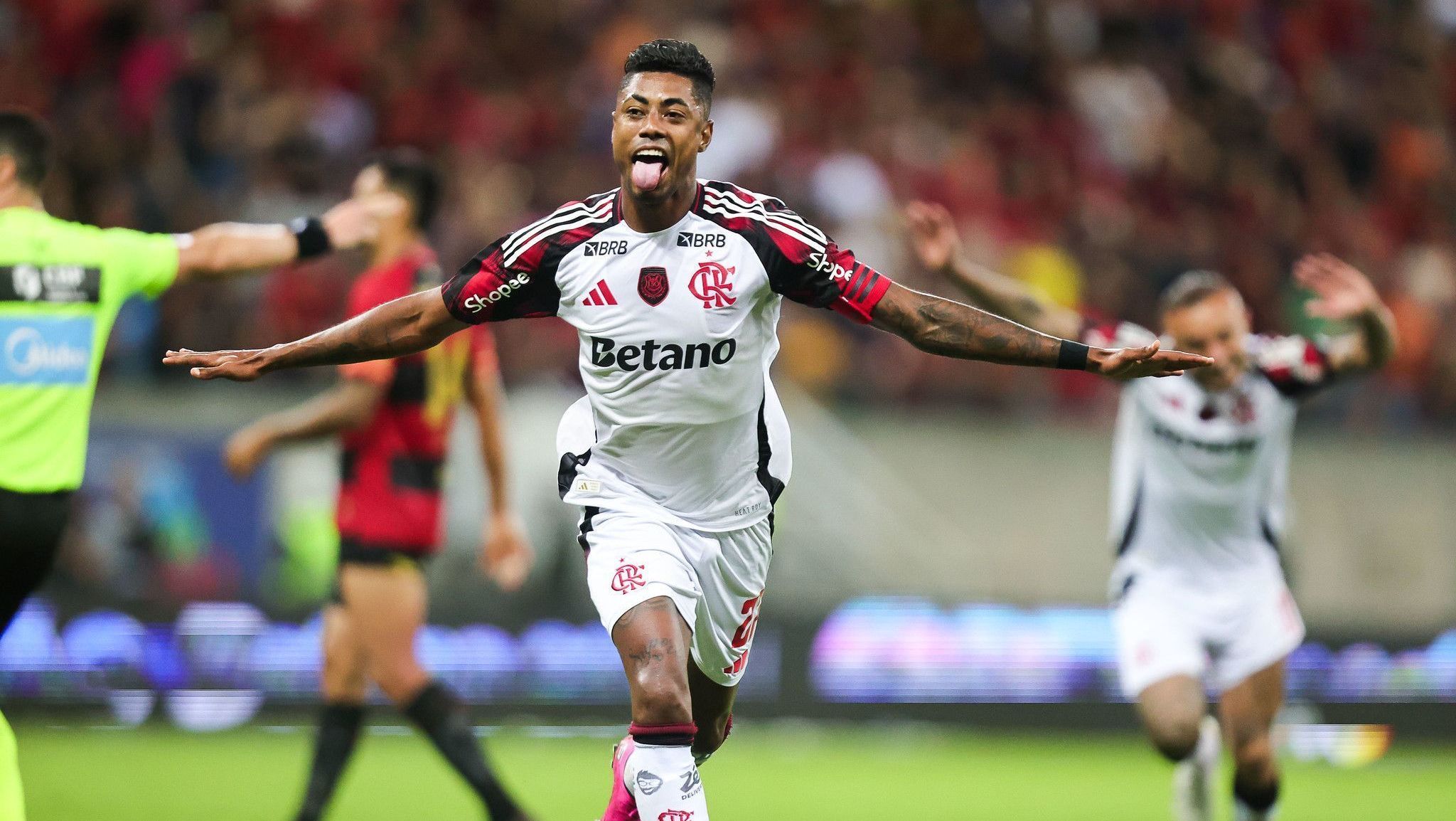 Bruno Henrique, do Flamengo, comemorando seu gol sobre o Sport, pelo Brasileirão