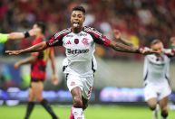 Flamengo aproveita expulsões, goleia o Sport e pressiona Palmeiras