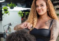 Mulheres negras lideram salões de beleza, mas sofrem com desigualdade