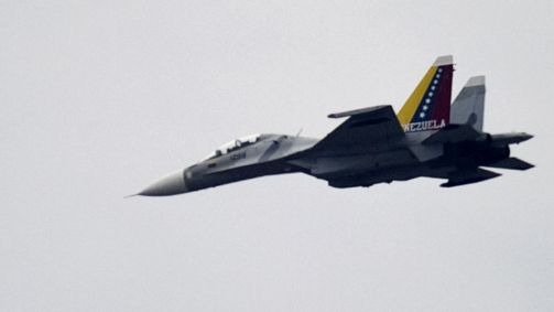 Um caça Sukhoi Su-30 de fabricação russa da Força Aérea Venezuelana sobrevoa Caracas em abril de 2013