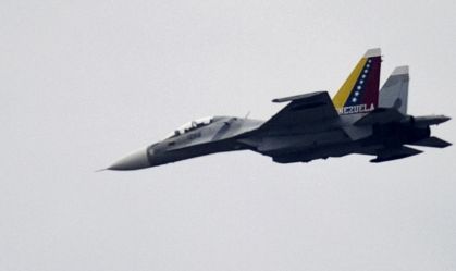 Um caça Sukhoi Su-30 de fabricação russa da Força Aérea Venezuelana sobrevoa Caracas em abril de 2013