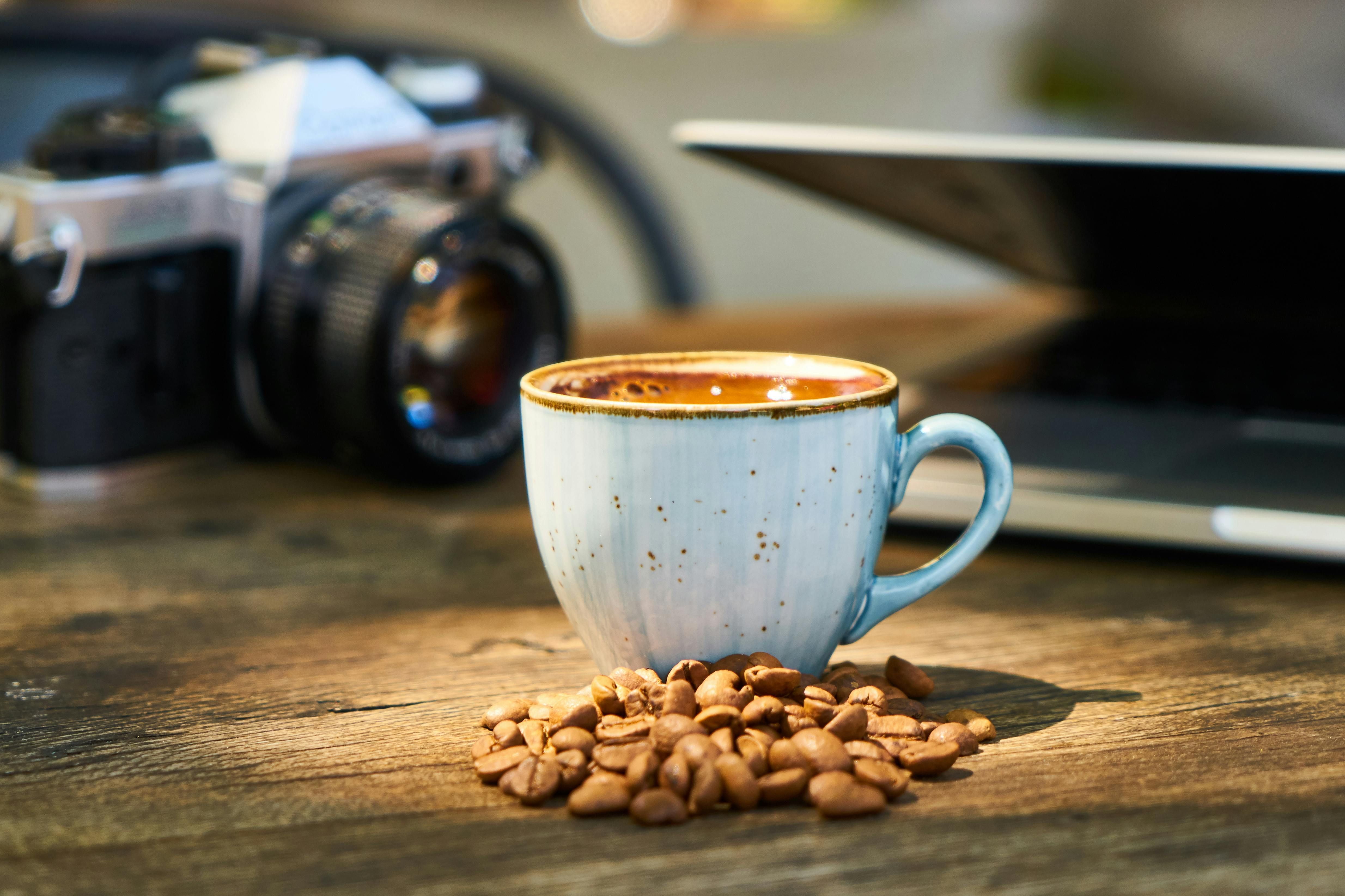 Segundo especialistas, a cafeína não apaga os sonhos, mas pode dificultar que o cérebro se lembre deles.