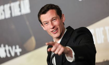 Cotado como novo James Bond e noivo de Dua Lipa, quem é Callum Turner?