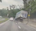 Vídeo: motorista joga caminhão contra carro e provoca grave acidente no RJ