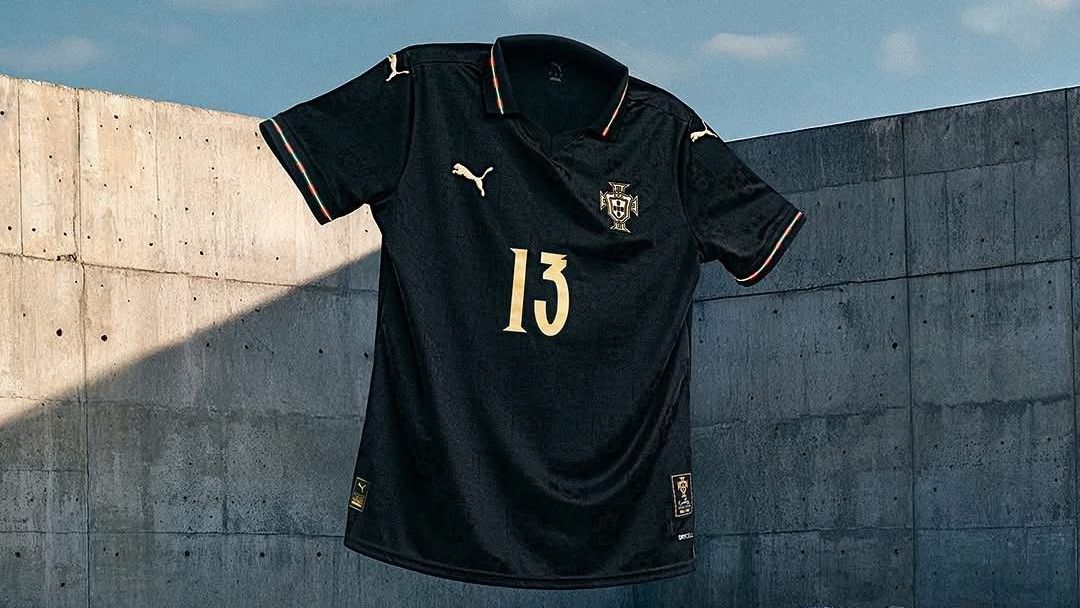 O uniforme homenageia os 60 anos da conquista de Eusébio da Bola de Ouro, em 1965.