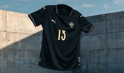 O uniforme homenageia os 60 anos da conquista de Eusébio da Bola de Ouro, em 1965.